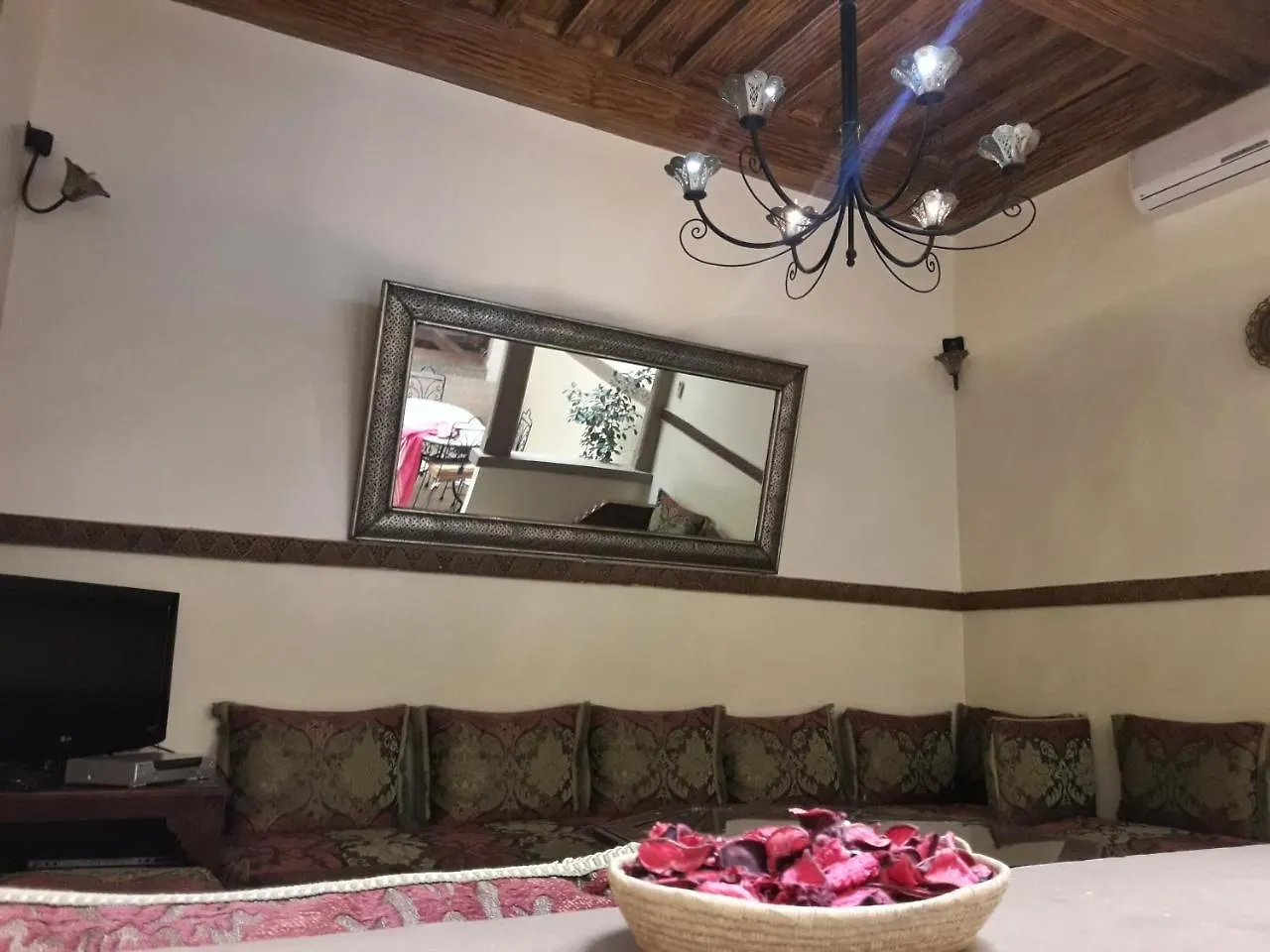 Qaria Riad Family Wifi And Terrace Marakeş